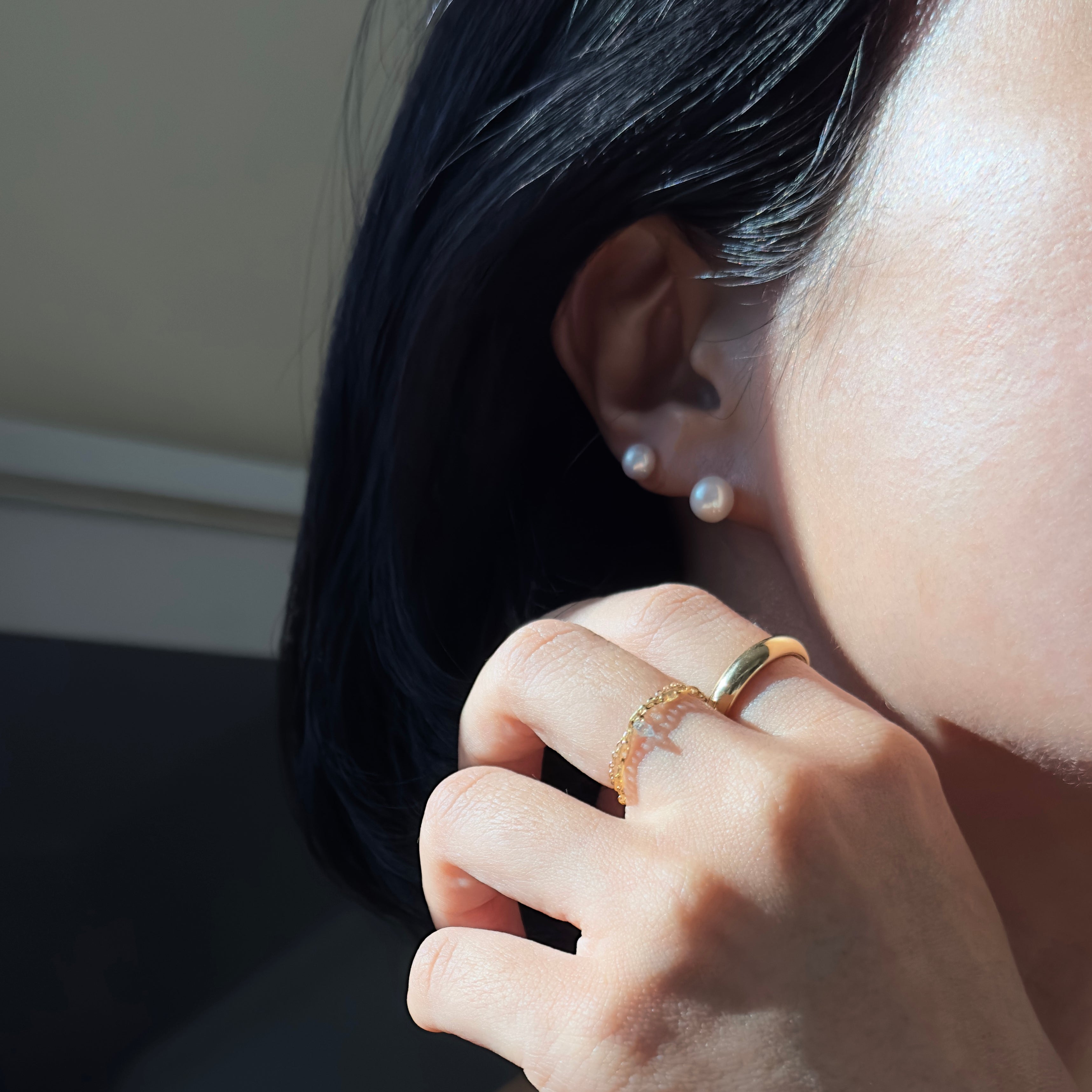 Round 14K Solid Gold Genuine White Pearl Pushback Earrings
These exquisite round 14k solid gold genuine white cultured pearl earrings are crafted using the finest quality pearls mounted on solid 14-karat gold posts. A luxurious choice, these earrings make the perfect accessory for any outfit, complimenting the luster of the pearls' white body color and fine sheen. Enjoy the luxurious and elegance of these beautiful earrings. These timeless beauties come in three sizes: 5mm, 6mm, and 7mm.