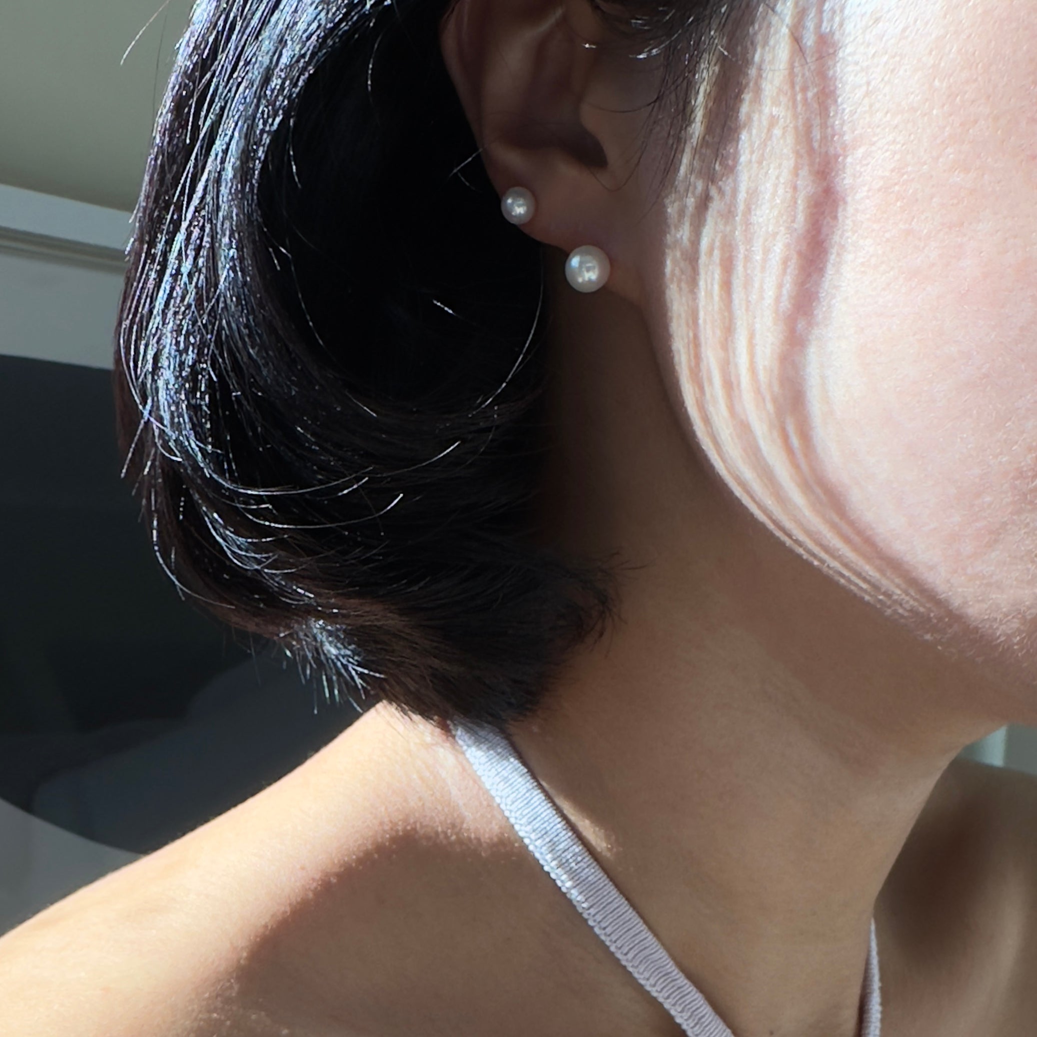 Round 14K Solid Gold Genuine White Pearl Pushback Earrings
These exquisite round 14k solid gold genuine white cultured pearl earrings are crafted using the finest quality pearls mounted on solid 14-karat gold posts. A luxurious choice, these earrings make the perfect accessory for any outfit, complimenting the luster of the pearls' white body color and fine sheen. Enjoy the luxurious and elegance of these beautiful earrings. These timeless beauties come in three sizes: 5mm, 6mm, and 7mm.