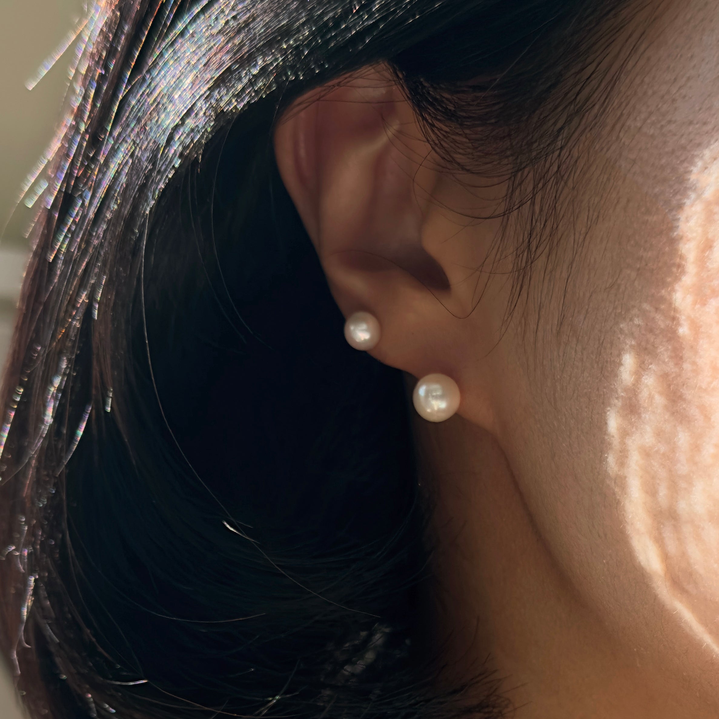 Round 14K Solid Gold Genuine White Pearl Pushback Earrings
These exquisite round 14k solid gold genuine white cultured pearl earrings are crafted using the finest quality pearls mounted on solid 14-karat gold posts. A luxurious choice, these earrings make the perfect accessory for any outfit, complimenting the luster of the pearls' white body color and fine sheen. Enjoy the luxurious and elegance of these beautiful earrings. These timeless beauties come in three sizes: 5mm, 6mm, and 7mm.