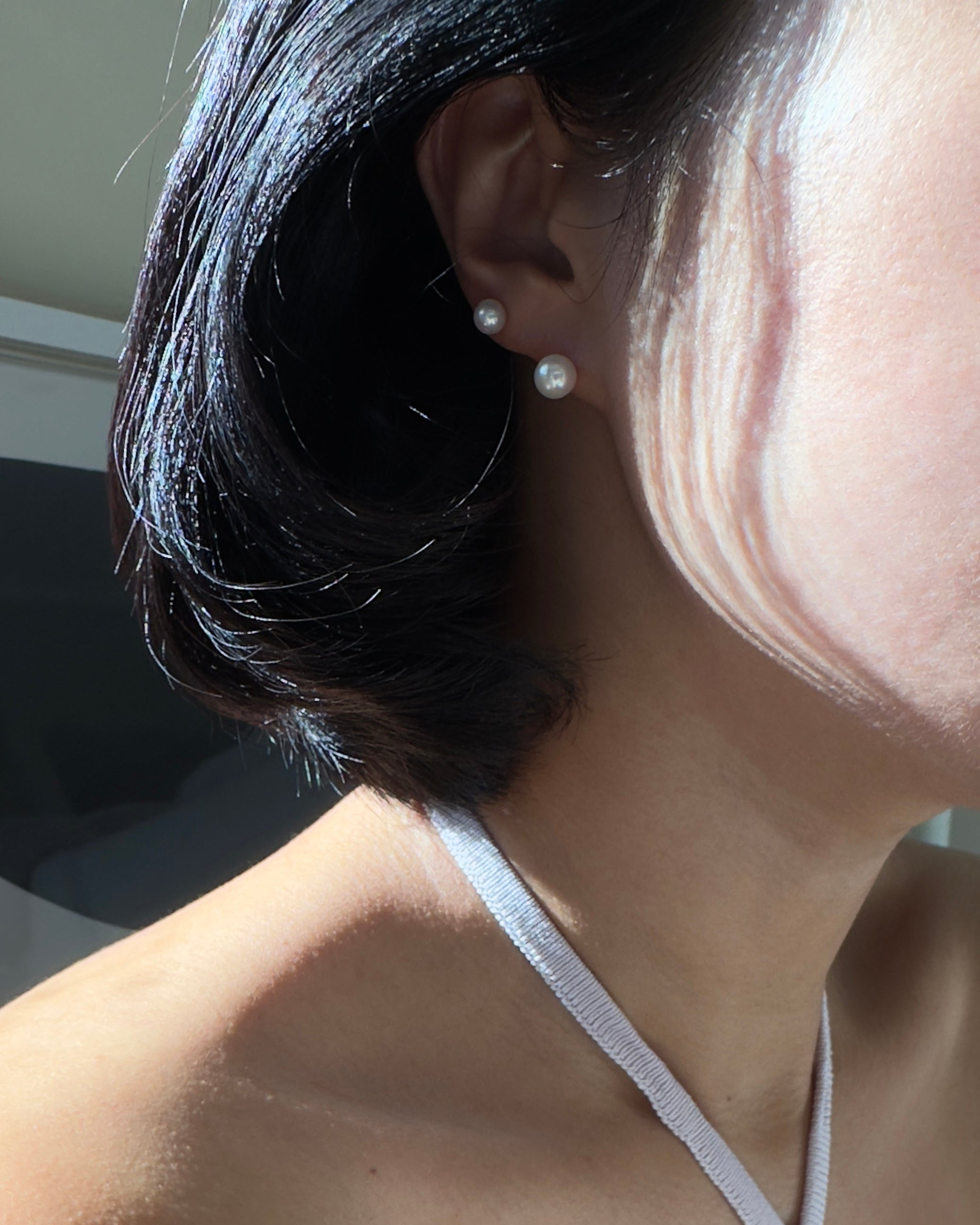 Round 14K Solid Gold Genuine White Pearl Pushback Earrings

These exquisite round 14k solid gold genuine white&nbsp;cultured&nbsp;pearl earrings are crafted using the finest quality pearls mounted on solid 14-karat gold posts. A luxurious choice, these earrings make the perfect accessory for any outfit, complimenting the luster of the pearls' white body color and fine sheen. Enjoy the luxurious and elegance of these beautiful earrings. These timeless beauties come in three sizes: 5mm, 6mm, and 7mm.