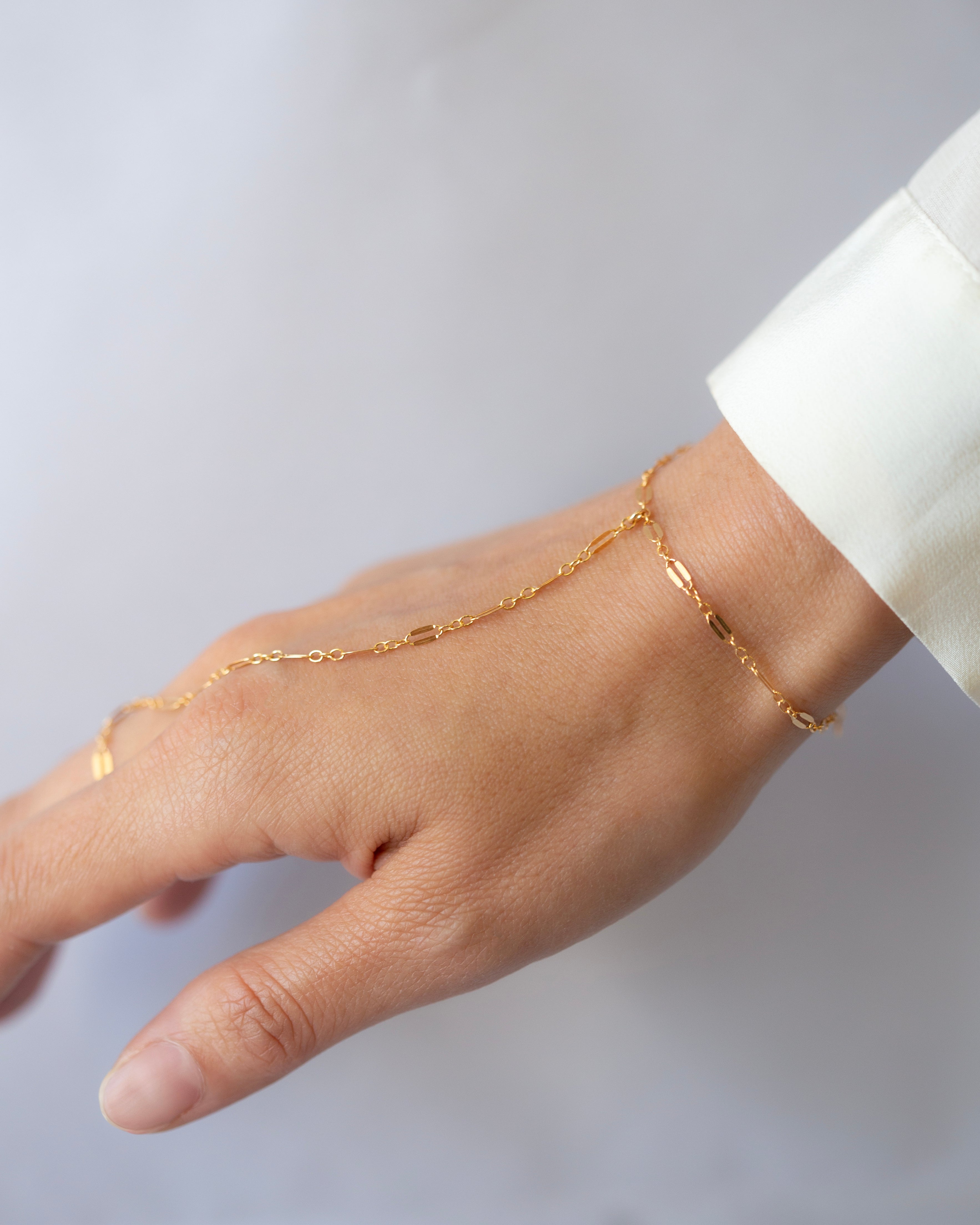 This exquisite and delicate hand chain with lace chain is a stylish, effortlessly elegant way to elevate your look. Perfect for layering and creating a boho aesthetic, this understated bracelet is also available in sterling silver. Make a statement with this tasteful and luxurious accessory for a timelessly sophisticated finish.