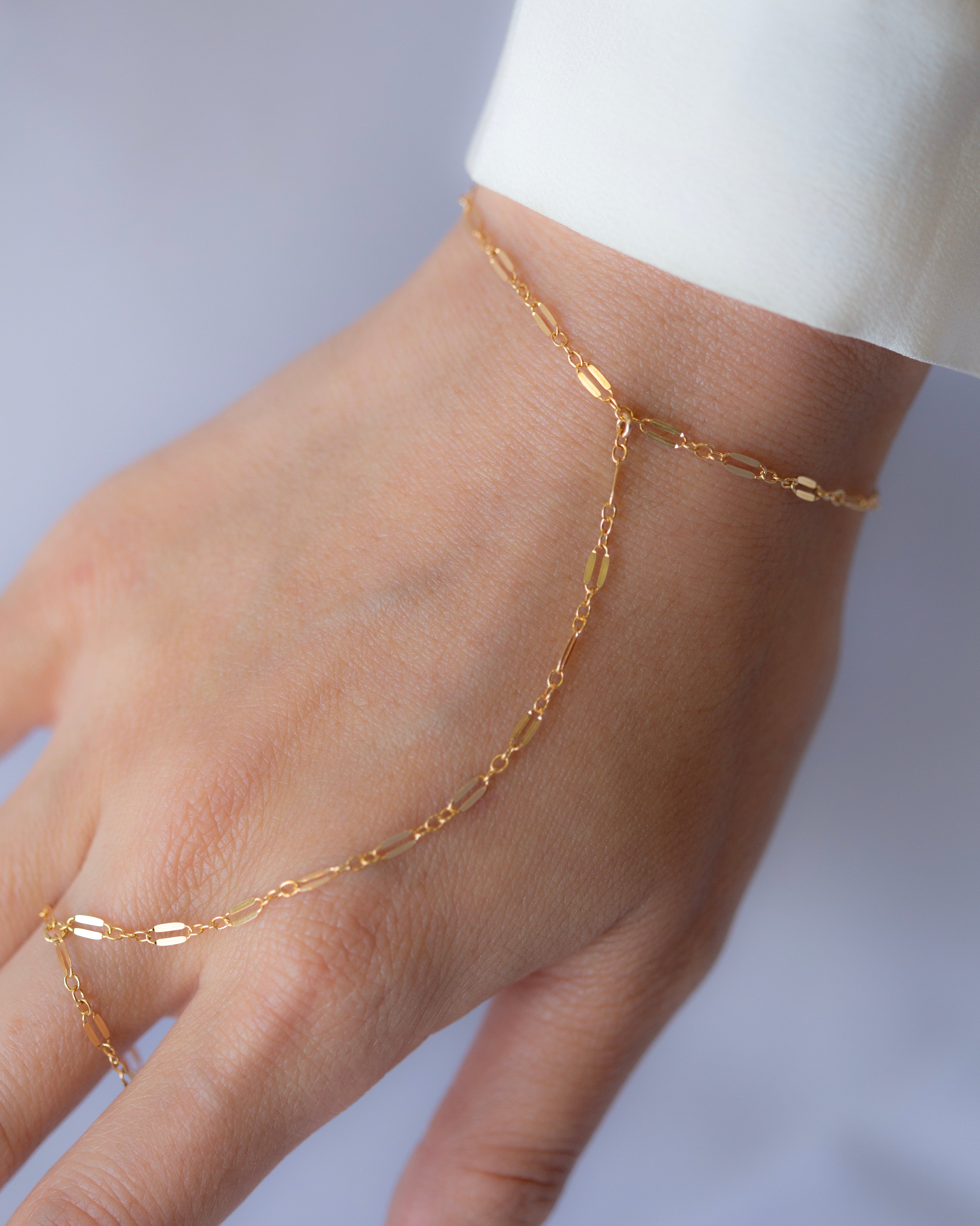 This exquisite and delicate hand chain with lace chain is a stylish, effortlessly elegant way to elevate your look. Perfect for layering and creating a boho aesthetic, this understated bracelet is also available in sterling silver. Make a statement with this tasteful and luxurious accessory for a timelessly sophisticated finish.