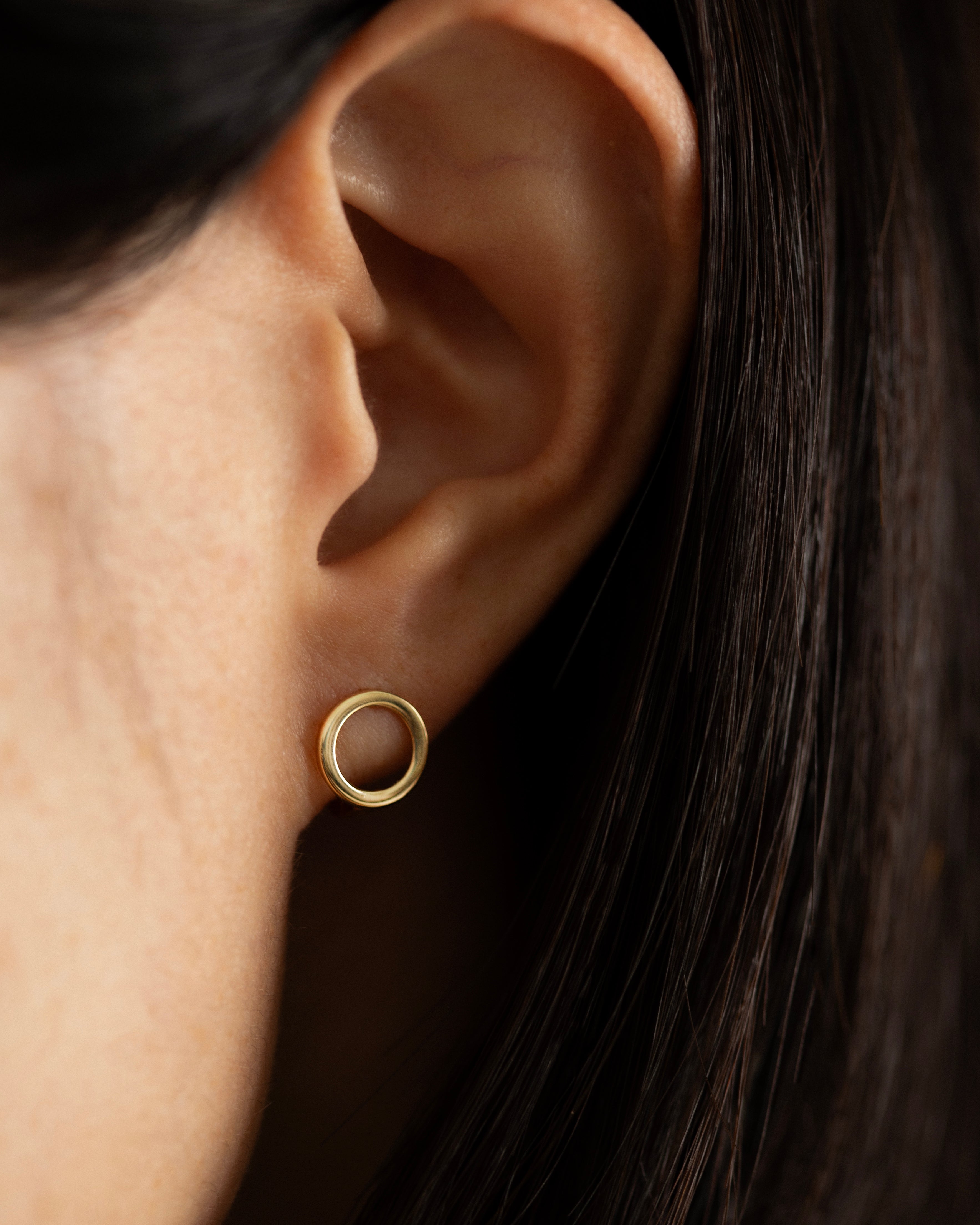 Circle hoop earrings
Dainty hoops with a small circle on front.
Perfect as everyday hoop earrings.