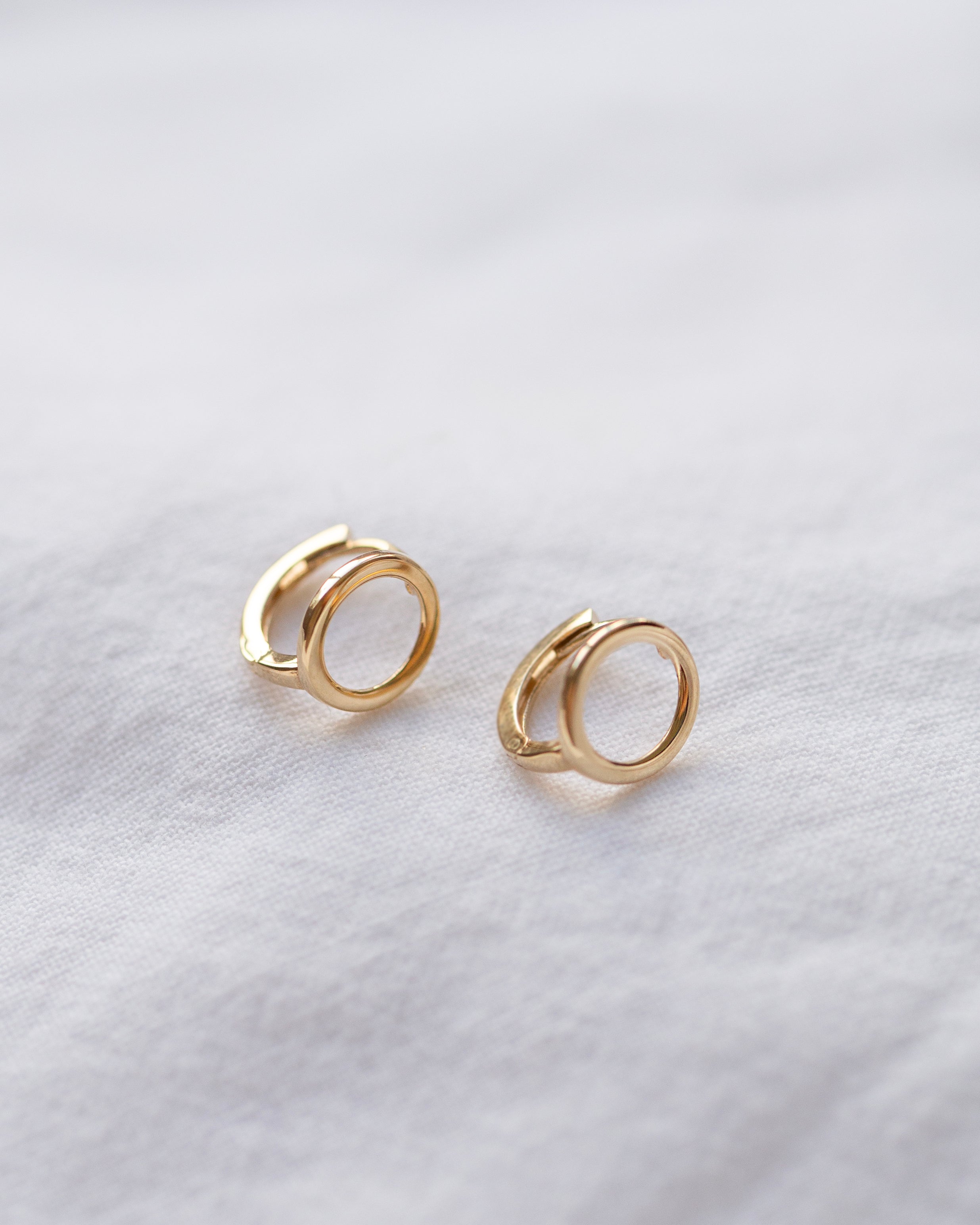 Circle hoop earrings
Dainty hoops with a small circle on front.
Perfect as everyday hoop earrings.