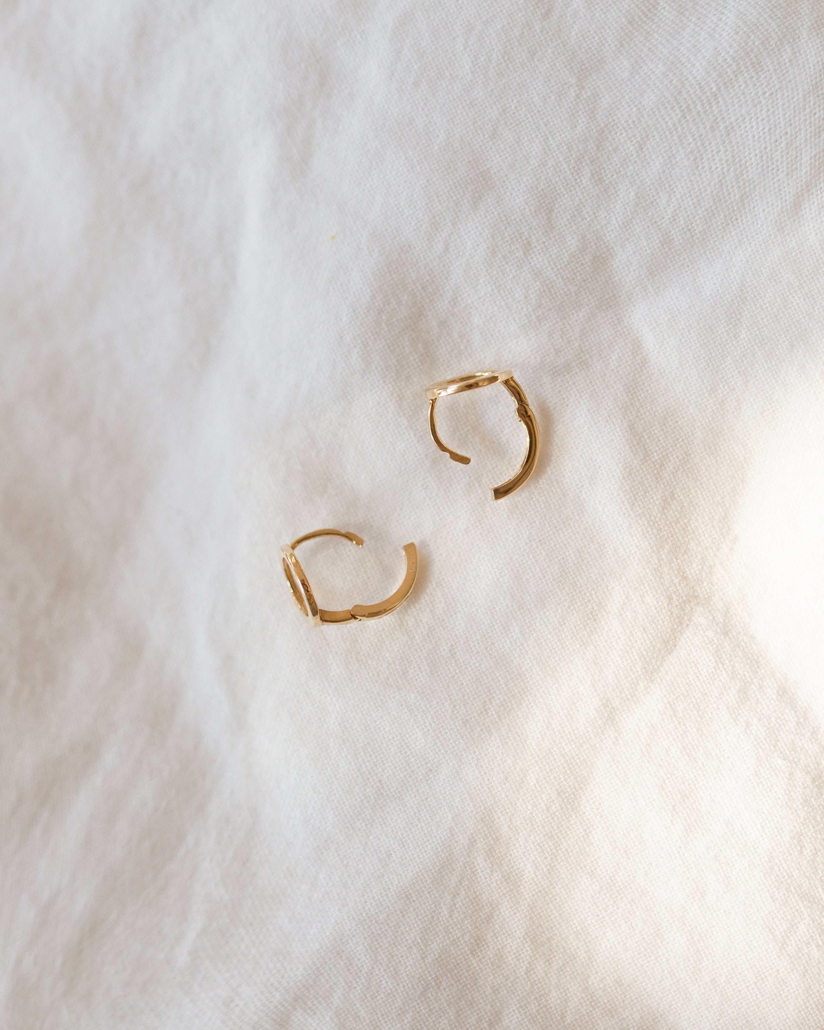 Circle hoop earrings
Dainty hoops with a small circle on front.
Perfect as everyday hoop earrings.