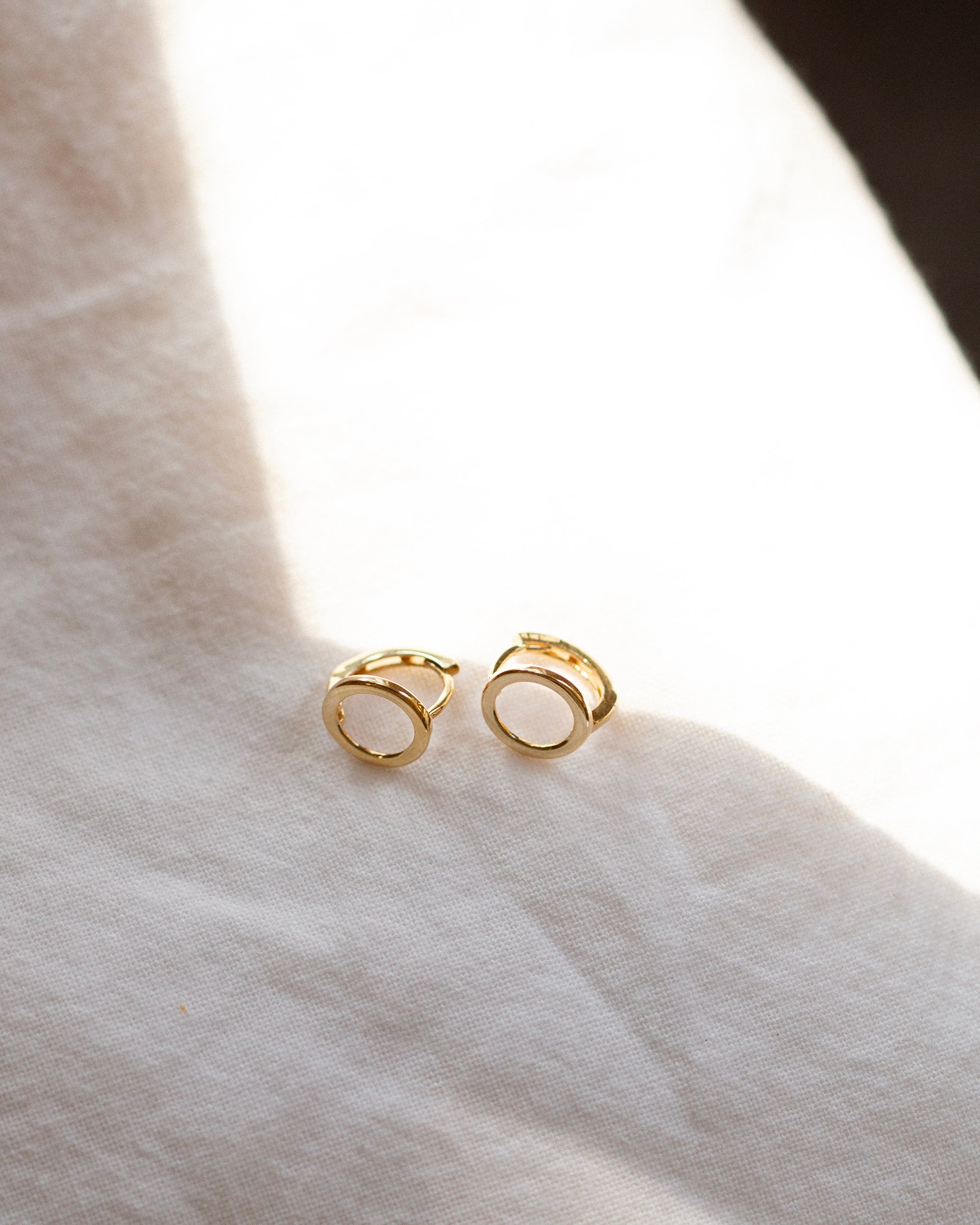 Circle hoop earrings
Dainty hoops with a small circle on front.
Perfect as everyday hoop earrings.