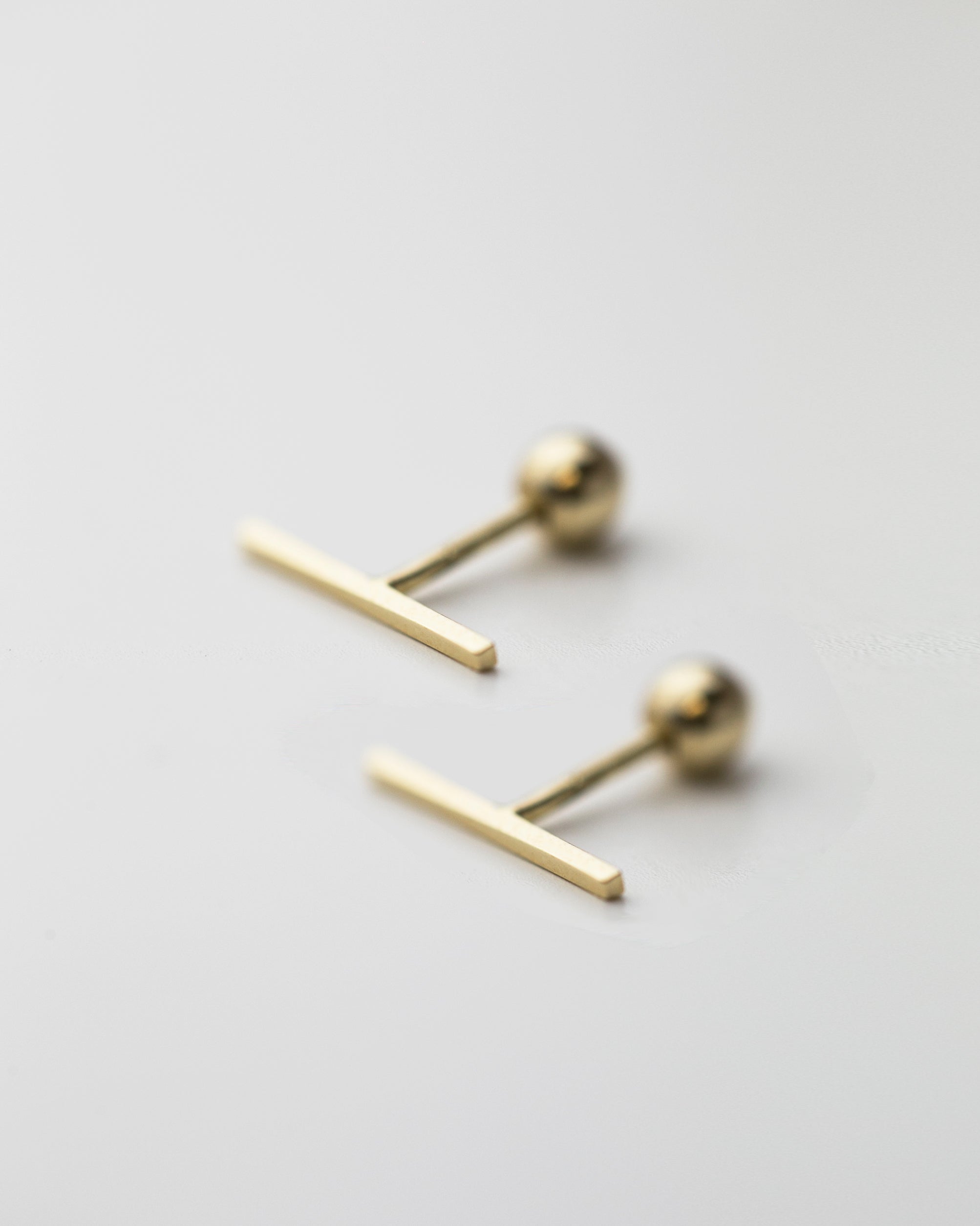 Minimal Mini Bar Earrings
Basic but necessary as your white T !
Lightest cute Line bar earrings with a comfortable ball screw backings.