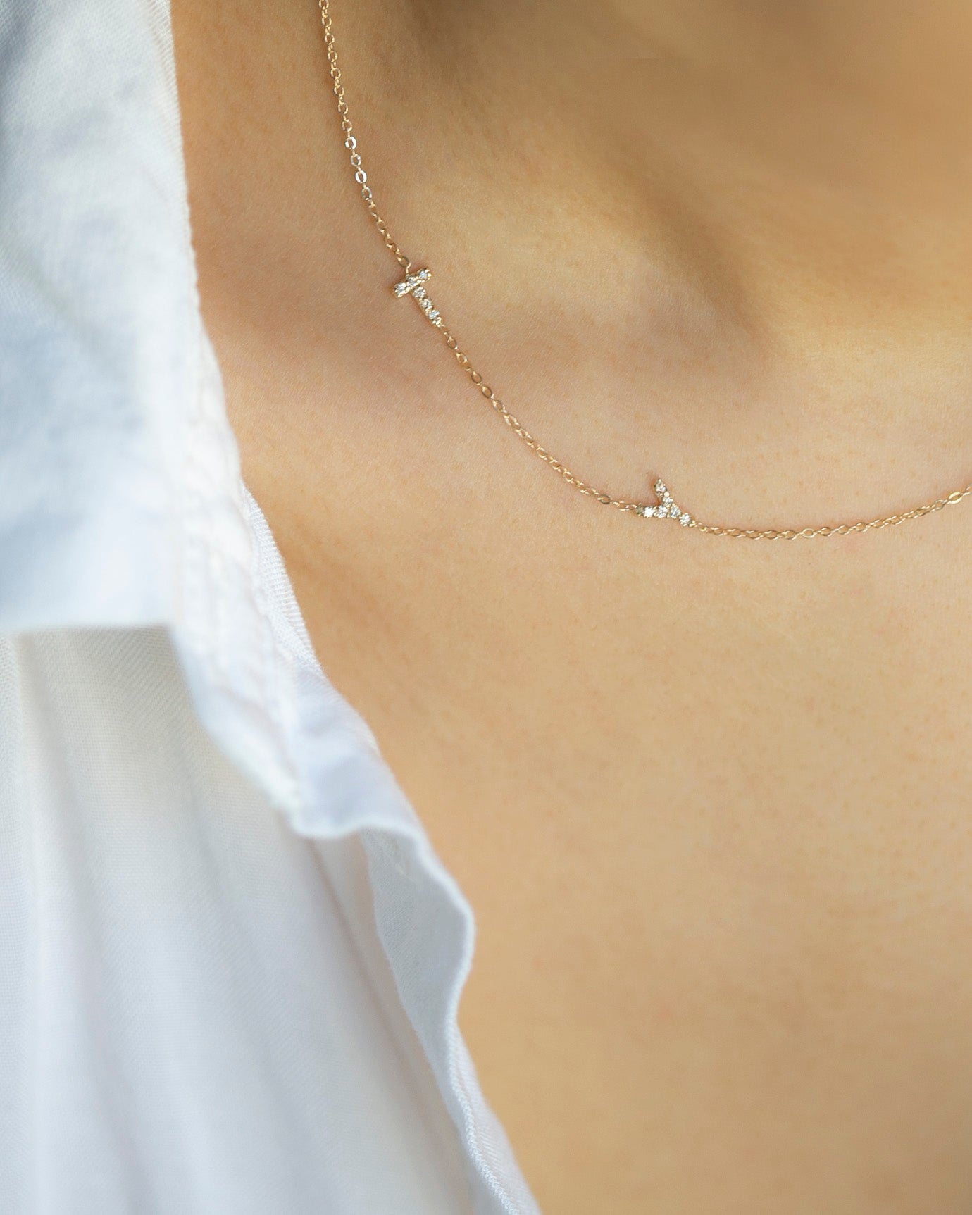 Discover the perfect addition to your jewelry collection with our Personalized Asymmetrical 14k solid gold initials necklace. This simple and minimalistic necklace is perfect for everyday wear, whether you choose to wear it alone or layer it with your favorite necklaces.