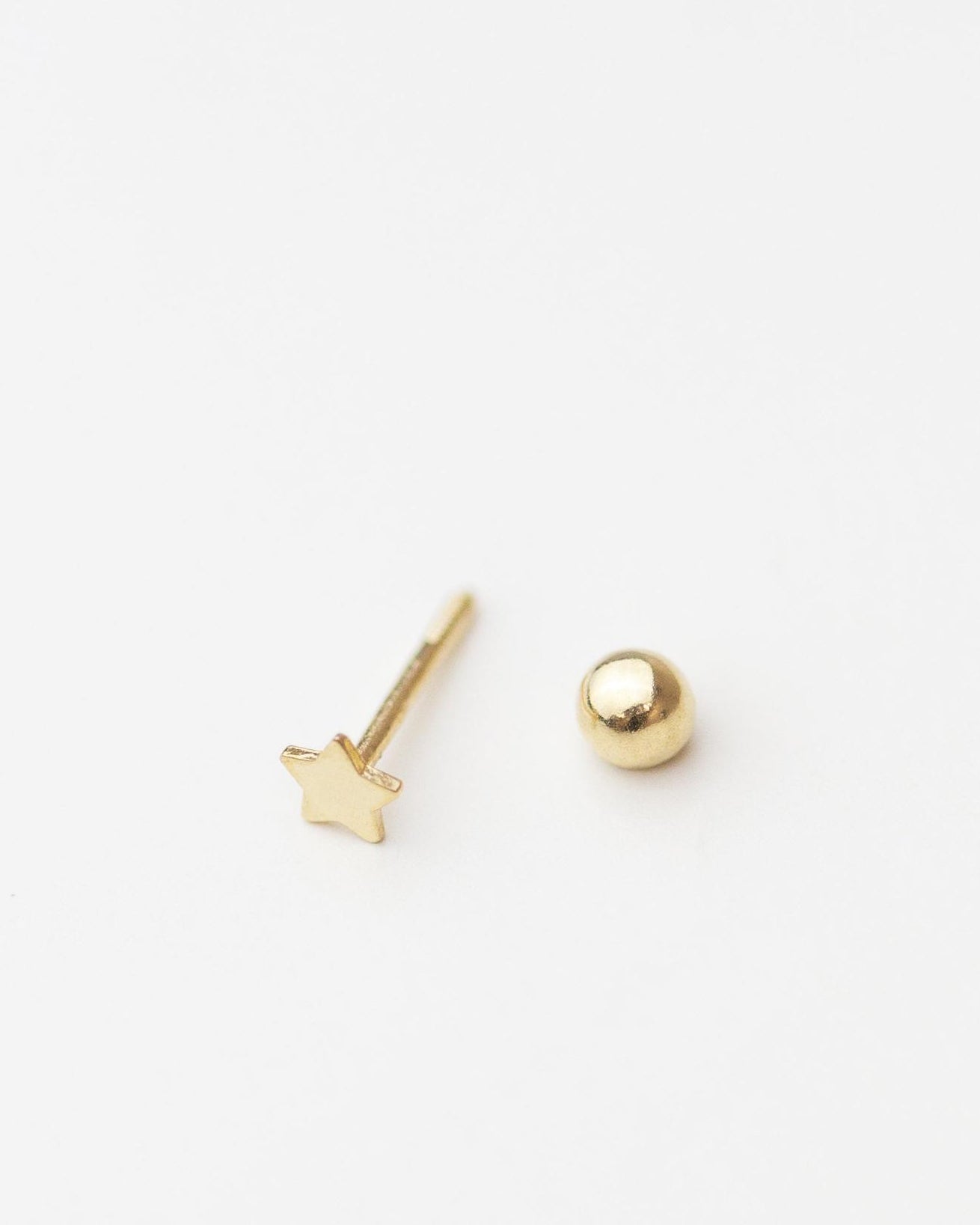 14K Yellow Gold star stud earring


Minimalist, high quality, and timeless.
Very secure and comfortable to wear because
of the screw back ball design for the backing