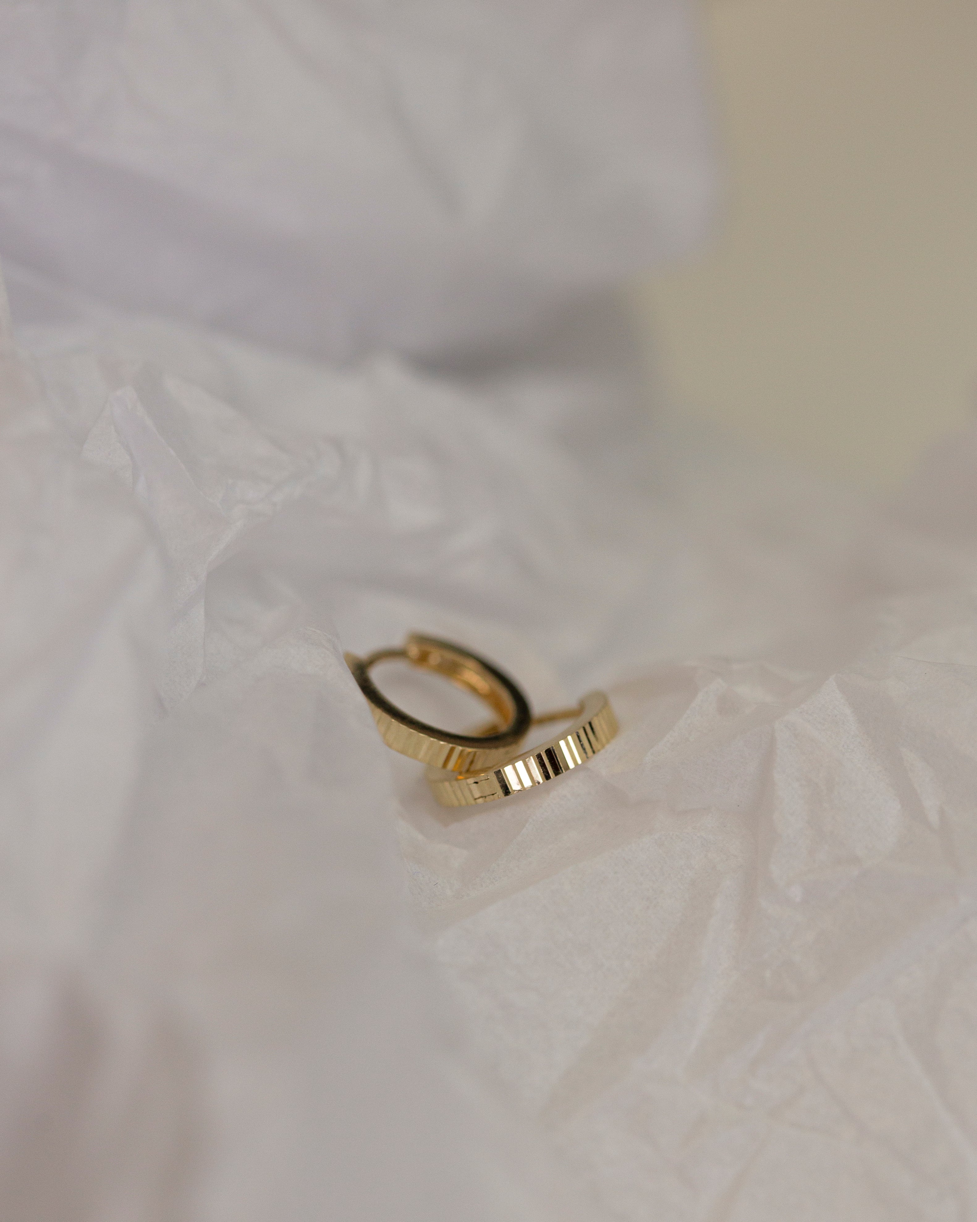 Must have staple piece —
14K Gold light-catching facets fluted cut hoop earrings

Beautiful gold Huggie Hoop Earrings in yellow gold