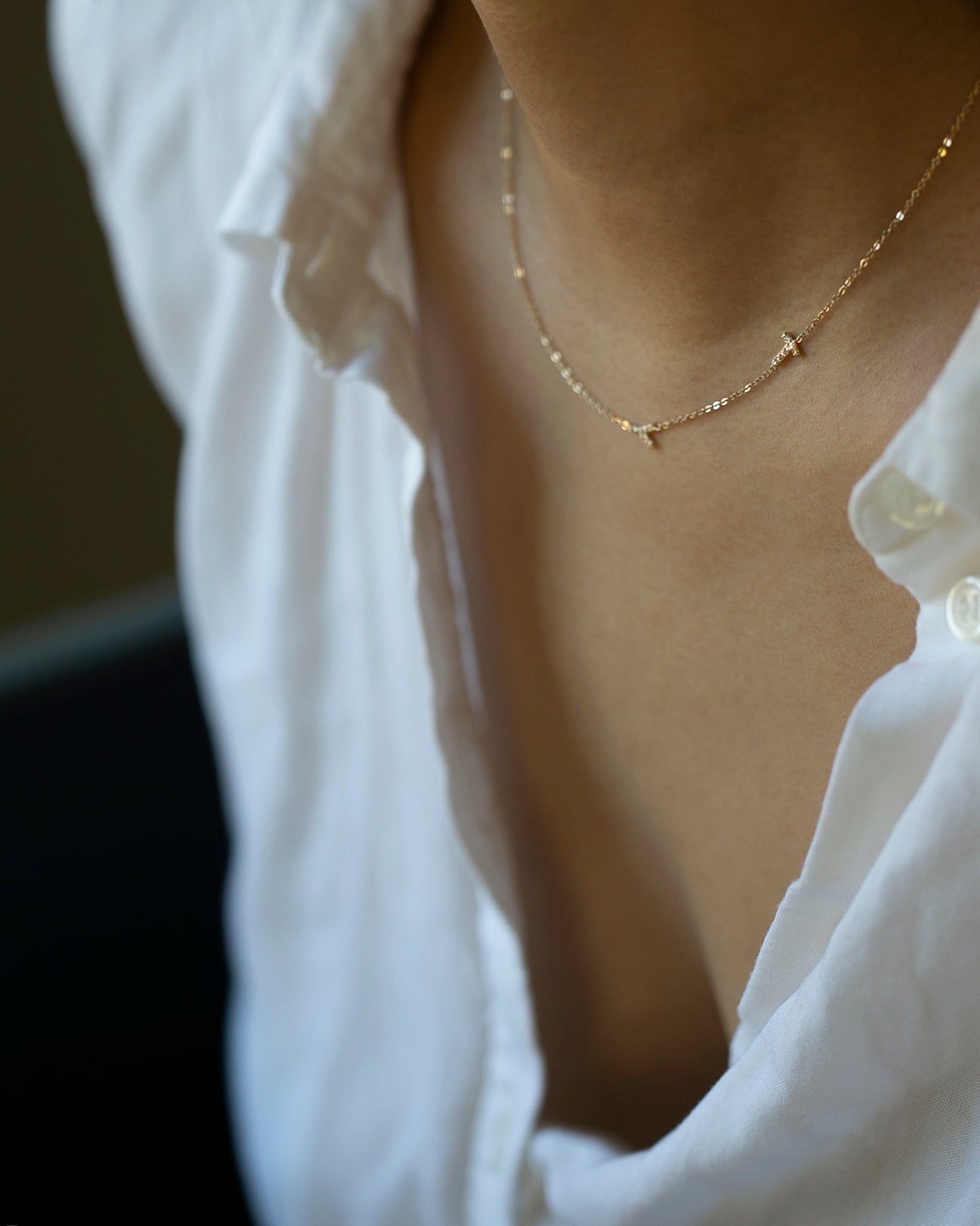 Discover the perfect addition to your jewelry collection with our Personalized Asymmetrical 14k solid gold initials necklace. This simple and minimalistic necklace is perfect for everyday wear, whether you choose to wear it alone or layer it with your favorite necklaces.