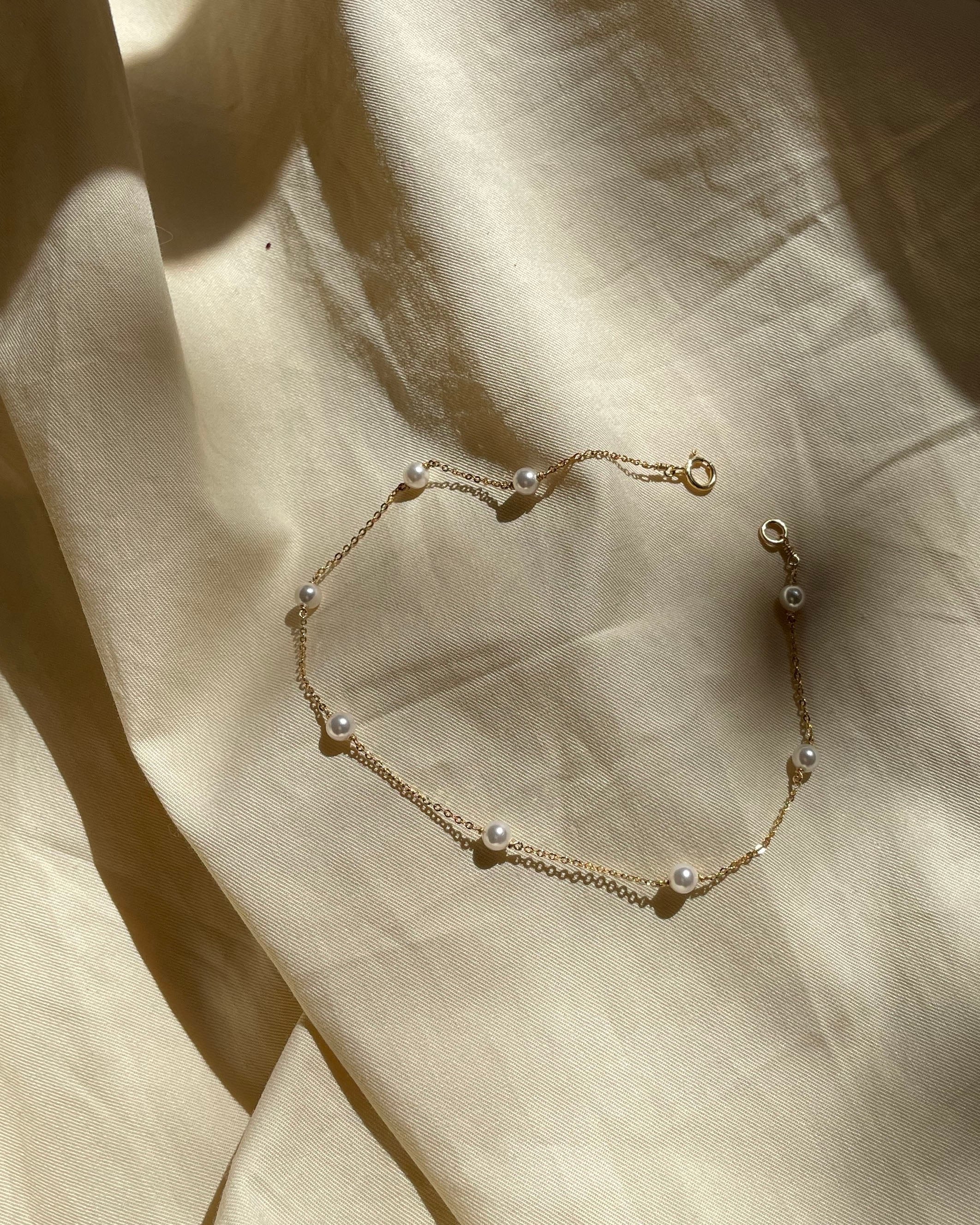 Dainty Pearl Anklet
The Dainty Pearl Anklet is a timelessly romantic piece of jewelry. Crafted from sterling silver and Swarovski pearls, this elegant anklet adds a touch of delicate sophistication to any outfit - from slippers to heels.