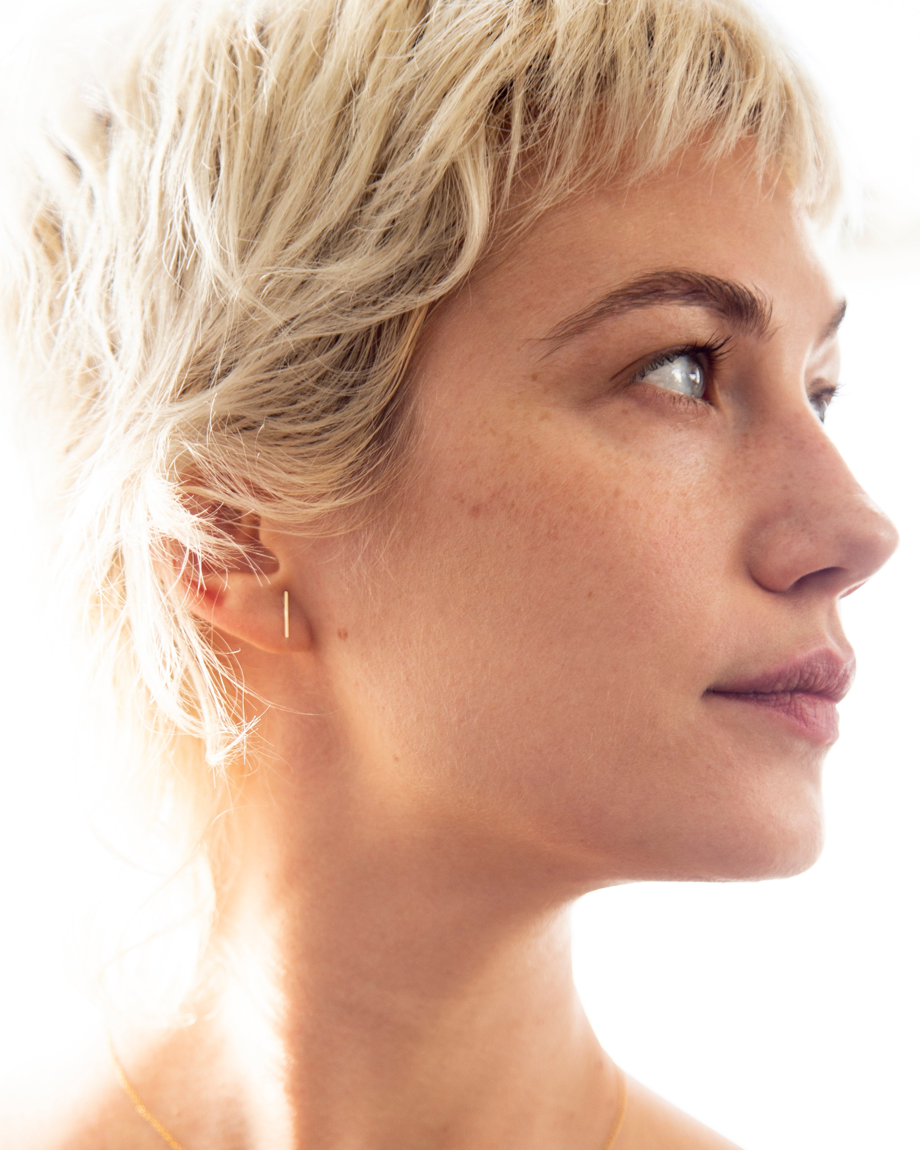 Minimal Mini Bar Earrings
Basic but necessary as your white T !
Lightest cute Line bar earrings with a comfortable ball screw backings.