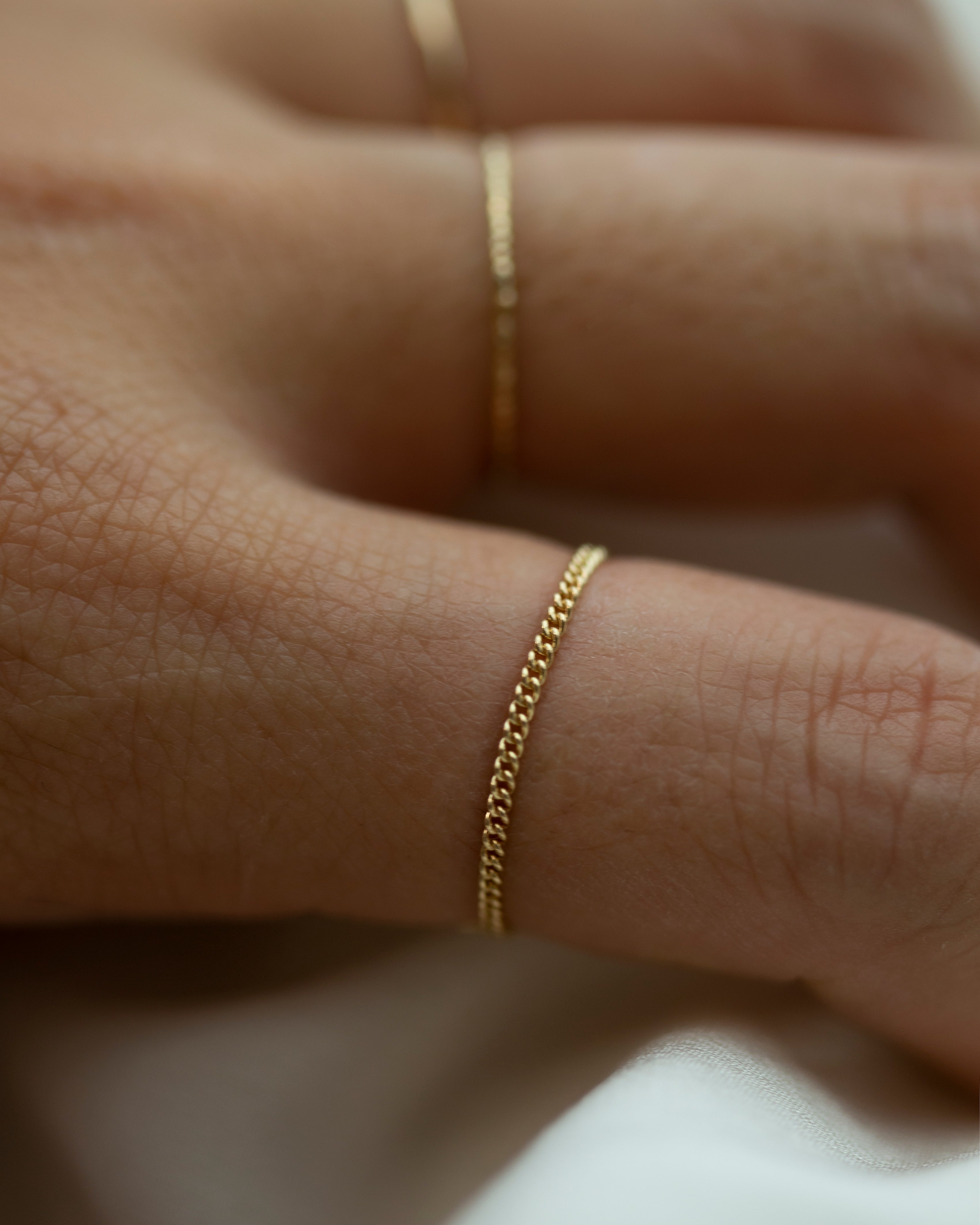 Dainty curb chain ring 