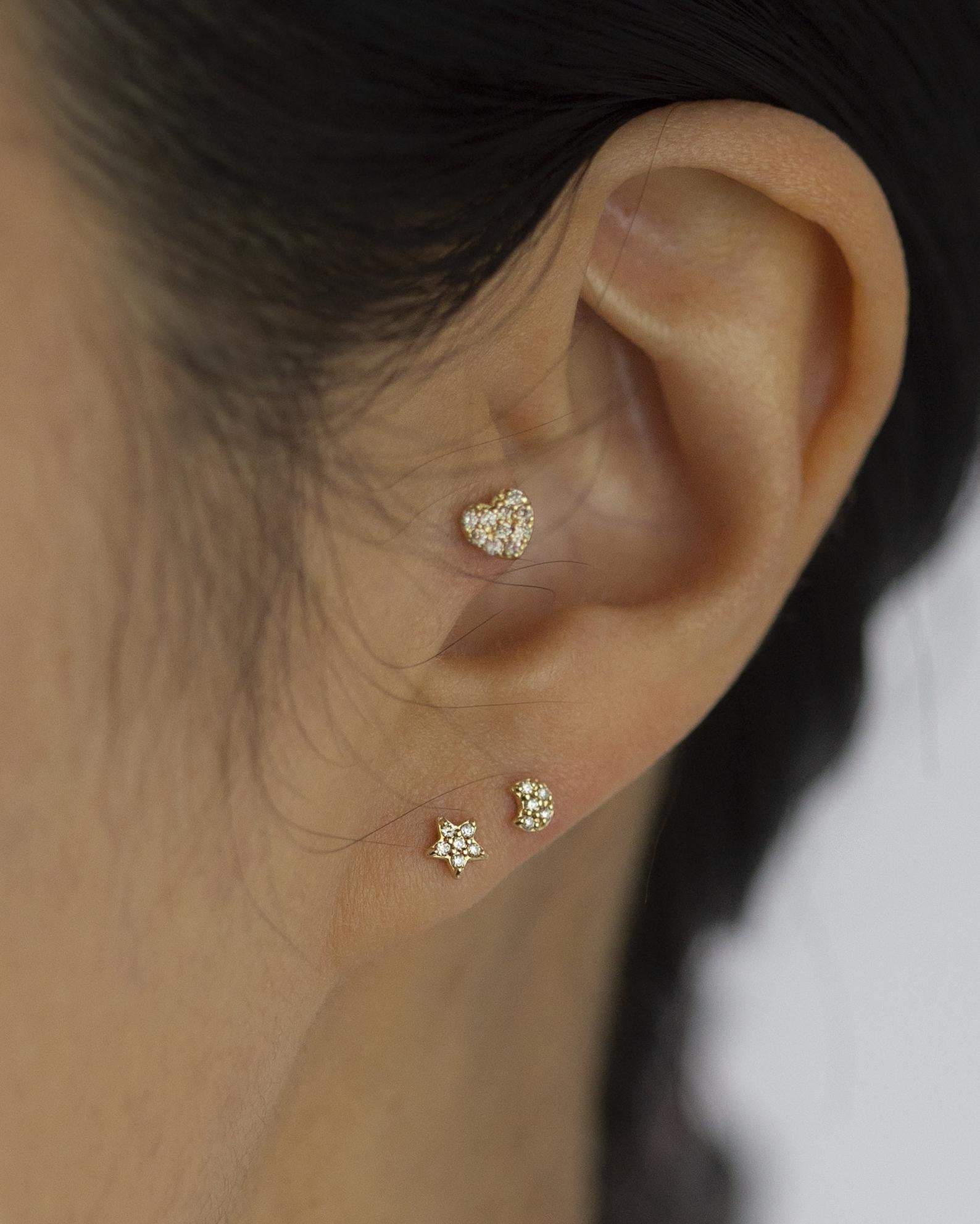 14K Yellowgold mini star stud earring
Can be worn as stud for Cartilage as well.

Minimalist, high quality, and timeless.
Very secure and comfortable to wear.
