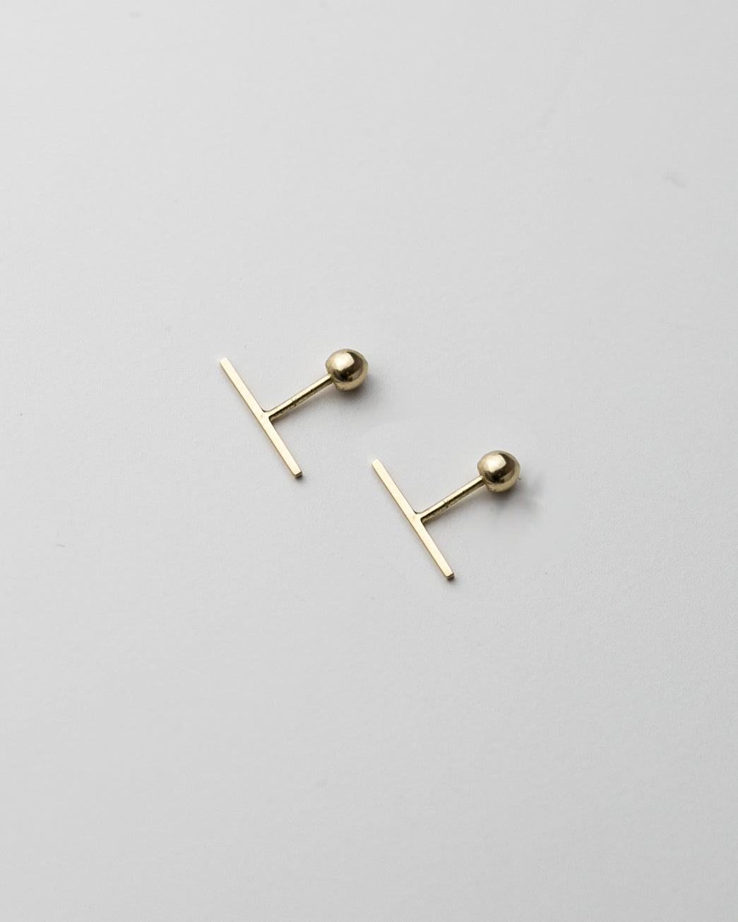 Minimal Mini Bar Earrings
Basic but necessary as your white T !
Lightest cute Line bar earrings with a comfortable ball screw backings.