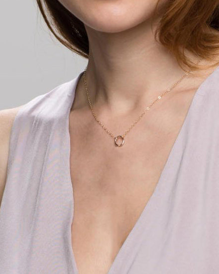 This exquisitely crafted 14K gold halo circle charm necklace exudes a sense of simplicity and elegance, making it the perfect addition to your everyday wardrobe.