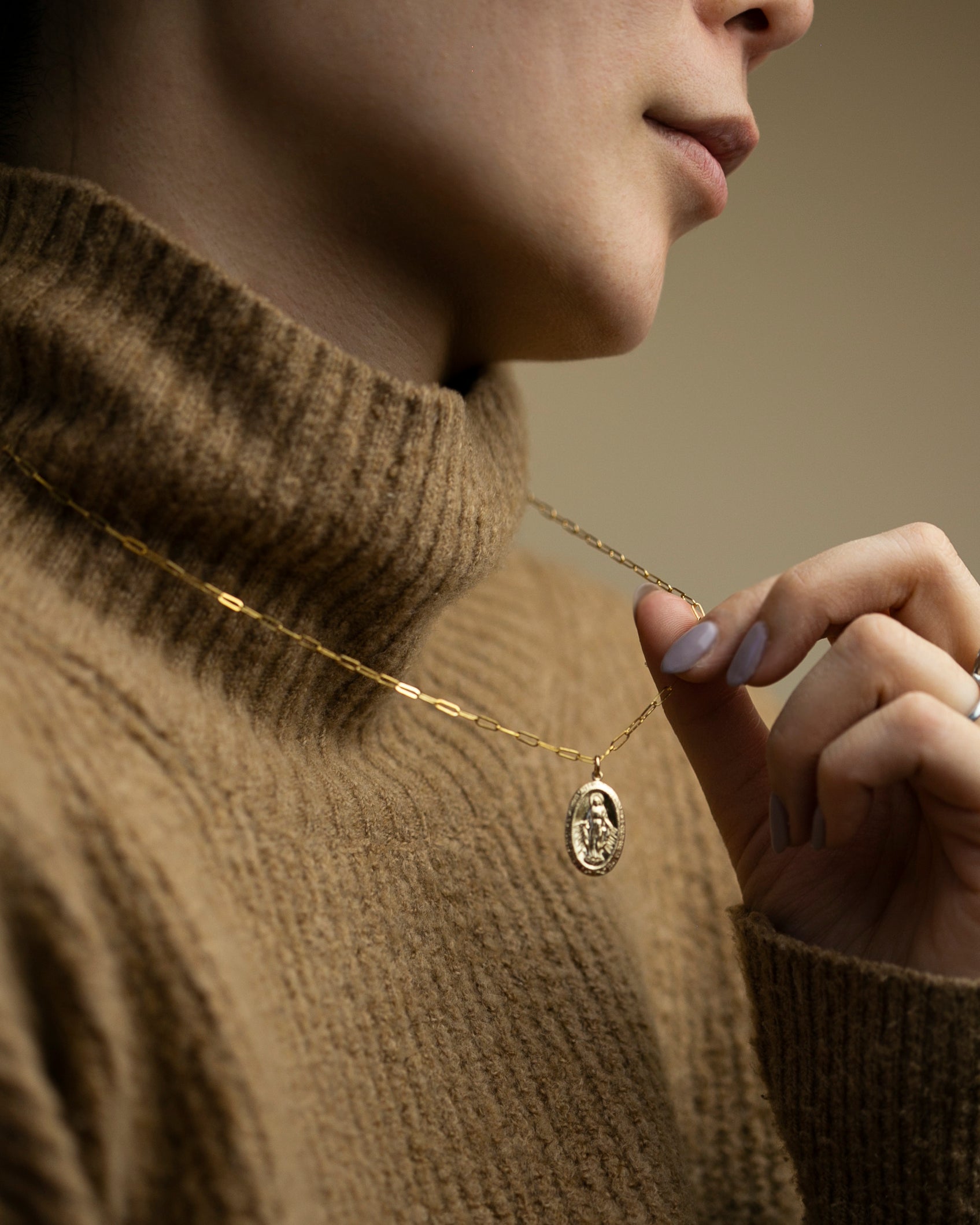 This necklace features a miraculous medal, a widely recognized depiction of the Virgin Mary in the Catholic faith. An ideal present with significance for baptism or Christmas.