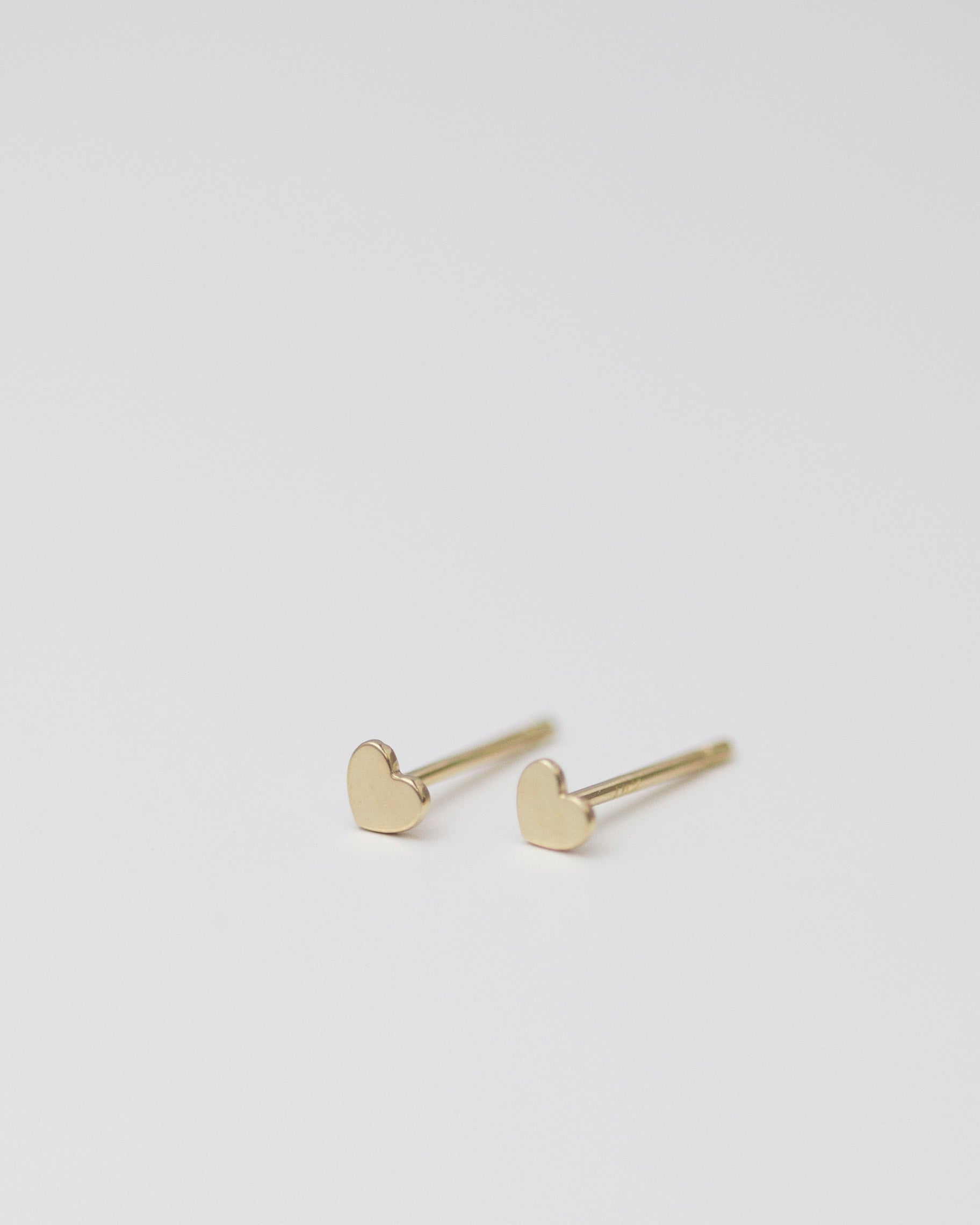 Minimal Mini Heart Earrings
Lightest cute small cube earrings.